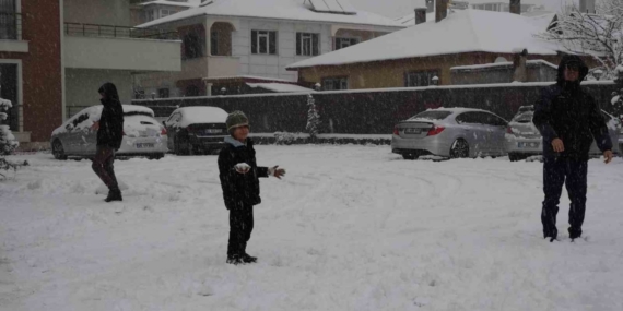 Erciş’te vatandaşların kar sevinci