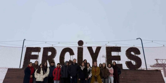 Erciyes’in zirvesinde öğrencilere yönelik ’Uluslararası Dağlar Günü’ etkinliği