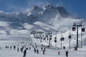 Erciyes’te hafta sonu pistler kayak severlerle doldu