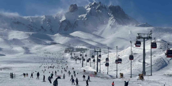 Erciyes’te hafta sonu pistler kayak severlerle doldu