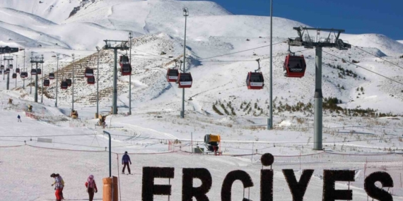 Erciyes’te kayak sezonu açıldı, kayakseverler pistlere akın etti