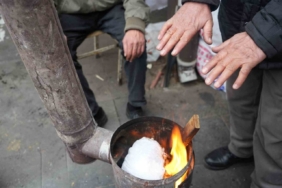 Erzincan pazarcısı soğukta sobayla ısınıyor