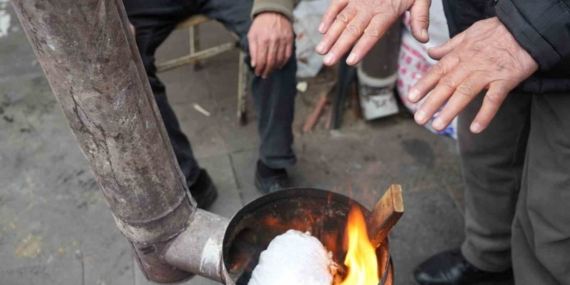 Erzincan pazarcısı soğukta sobayla ısınıyor