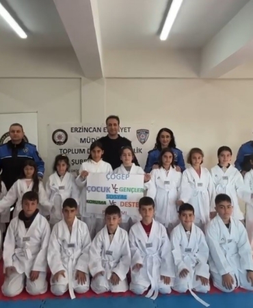 Erzincan’da "Hep Birlikte Aileyiz" Projesi kapsamında öğrencilere tekvando kıyafeti desteği