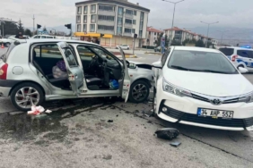 Erzincan’da iki otomobil çarpıştı: 2 yaralı