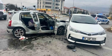 Erzincan’da iki otomobil çarpıştı: 2 yaralı