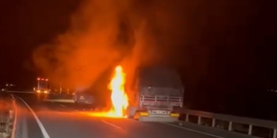 Erzincan’da seyir halindeki TIR alev aldı