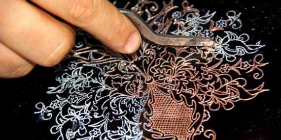 Erzincanlı kadınlar bakır işlemeciliğini yaşatıyor