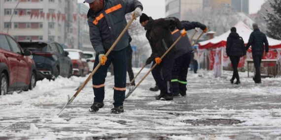 Erzurum Büyükşehir’den karla mücadele