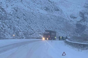 Erzurum-Erzincan karayolunda ağır tonajlı araçların geçişine izin verilmiyor