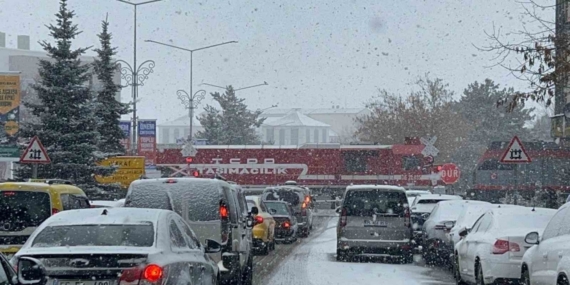 Erzurum’da ulaşıma kar engeli