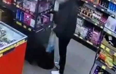 Esenler’de bir zincir markette hırsızlık: Vitrindeki cep telefonunu böyle çaldı