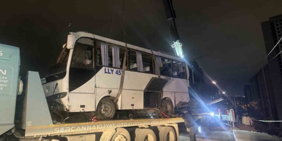 Esenyurt’ta 4 kişinin öldüğü kazaya karışan araç olay yerinden kaldırıldı