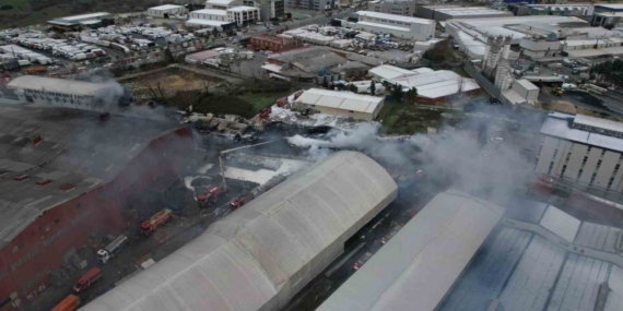 Esenyurt’ta devam eden fabrika yangını havadan görüntülendi