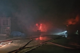 Esenyurt’ta hırdavat deposunda başlayan yangın geniş alana sıçradı