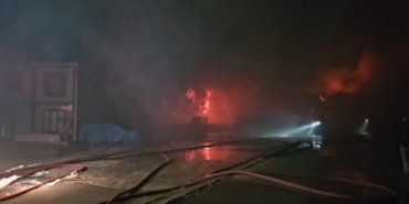 Esenyurt’ta hırdavat deposunda başlayan yangın geniş alana sıçradı