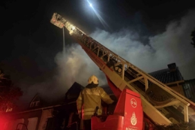 Esenyurt’ta villanın çatı katındaki yangın bitişiğindeki eve sıçradı