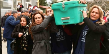 Eşi tarafından öldürülen kadının tabutunu kadınlar taşıdı