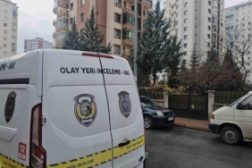 Eşinin evini baltayla açamayınca bina görevlisinin eşini bıçaklayarak öldürmüş