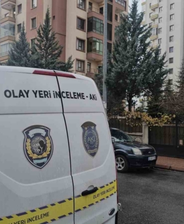 Eşinin evini baltayla açamayınca bina görevlisinin eşini bıçaklayarak öldürmüş