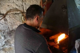 Eski yöntemlerle ürettiği kebap şişlerini 15 ülkeye ihraç ediyor