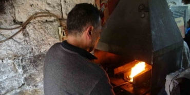 Eski yöntemlerle ürettiği kebap şişlerini 15 ülkeye ihraç ediyor