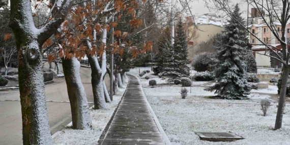 Eskişehir güne kar sürpriziyle uyandı