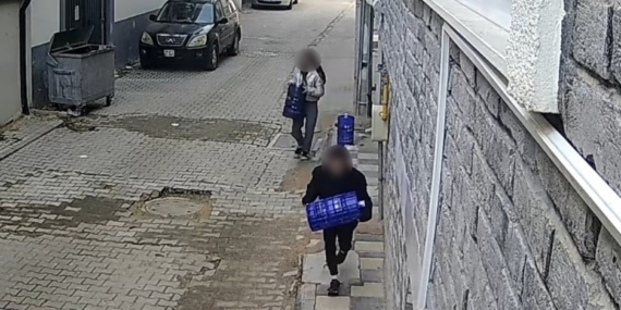 Eskişehir’de 2 çocuk apartman önündeki damacanaları çaldı