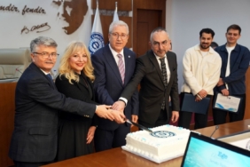 EÜ Senatosu’nda gururlandıran başarı pastayla kutlandı