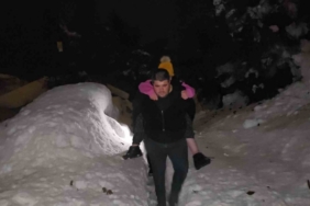 Evlerinde mahsur kalan engelli anne ve kızı ekiplerce kurtarıldı