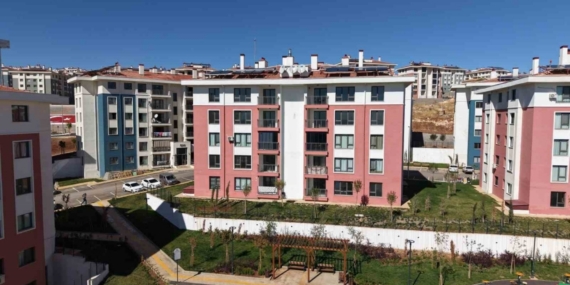 Evlerine geçen Adıyamanlı depremzedeler: "Bakan Murat Kurum, her zaman yanımızda"