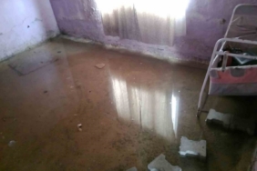 Evlerini su basan aile, geçici olarak lojmana yerleştirildi