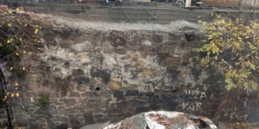 Eyüpsultan’da inşaattaki çalışma park halindeki araca zarar verdi