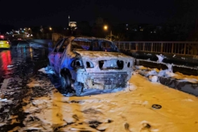 Eyüpsultan’da seyir halindeki otomobil alevlere teslim oldu