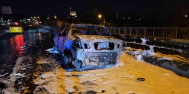 Eyüpsultan’da seyir halindeki otomobil alevlere teslim oldu