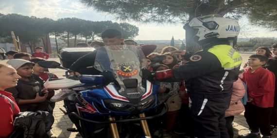 Ezine’de jandarmadan öğrenci ve öğretmenlere trafik bilgilendirmesi