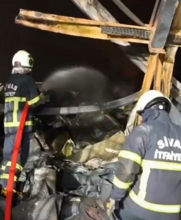 Fabrika yangını için Sivas’tan Kırıkkale’ye giden itfaiye ekipleri, söndürme çalışmalarına destek verdi