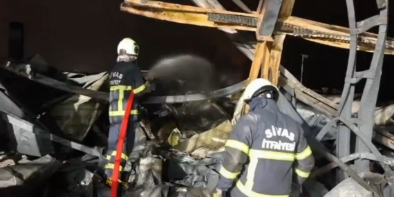 Fabrika yangını için Sivas’tan Kırıkkale’ye giden itfaiye ekipleri, söndürme çalışmalarına destek verdi