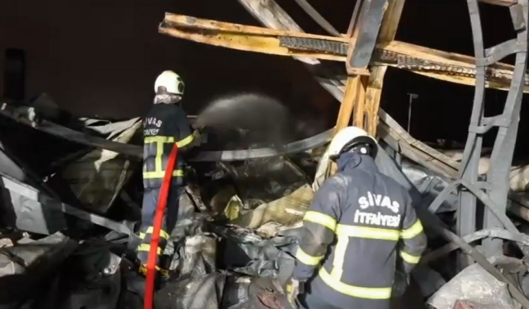 Fabrika yangını için Sivas’tan Kırıkkale’ye giden itfaiye ekipleri, söndürme çalışmalarına destek verdi