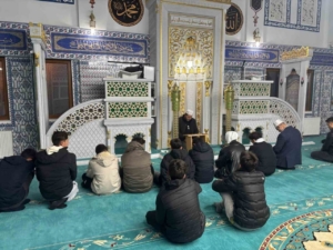 Fen lisesi öğrencileri Hisar Camii’nde sabah namazında buluştu