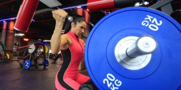 Feryal öğretmenin eğitimden dünya sahnesine fitness başarısı