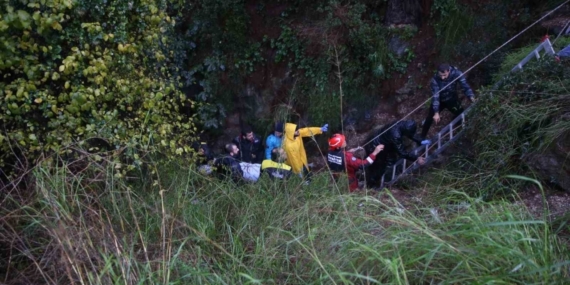 Fethiye’de otomobil uçuruma düştü