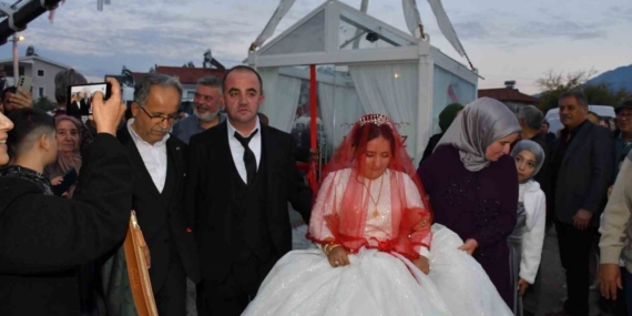 Fethiye’de sıra dışı düğün: Gelin ve damat cam vitrinde