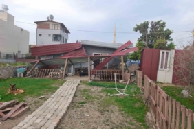 Fırtınanın çatısını uçurduğu evde mahsur kalan 3 kişiyi itfaiye kurtardı