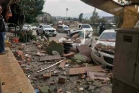 Fırtınanın etkisiyle yıkılan duvar 3 otomobile ve 1 motosiklet zarar verdi