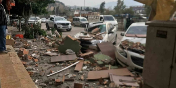 Fırtınanın etkisiyle yıkılan duvar 3 otomobile ve 1 motosiklet zarar verdi