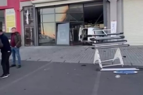 Fren yerine gaza basınca dükkana daldı