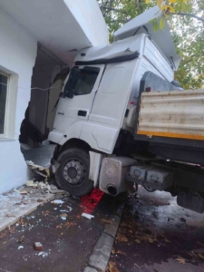 Freni boşalan tır, direk ve otomobile ardından fırına çarptı: 5 keçi telef oldu