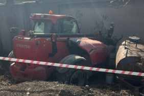 Freni patlayan iş makinesinin çarptığı genç ağır yaralandı