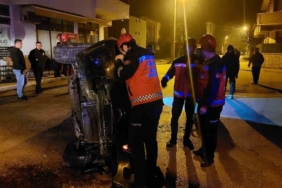 Gazı takılı kalan otomobil beton çite çarparak yan yattı